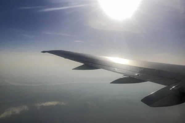 Viajar y volar, cielo por encima de las nubes  —  Fotos de Stock